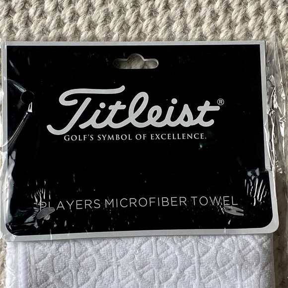 The Titleist Players Microfiber Golf Towel White - Picture 4 of 4